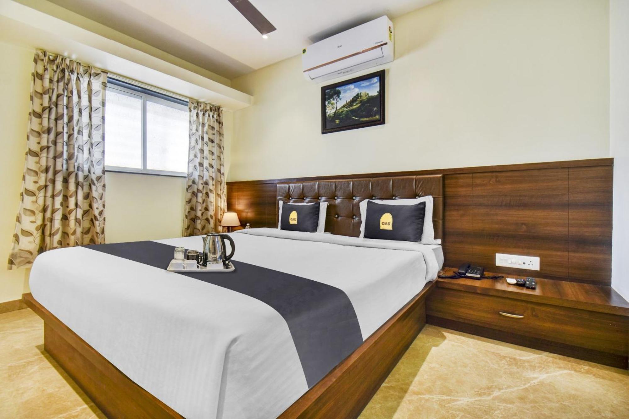 Townhouse Oak Hotel Chaitanya Executive Near Fun Time Multiplex プネ エクステリア 写真