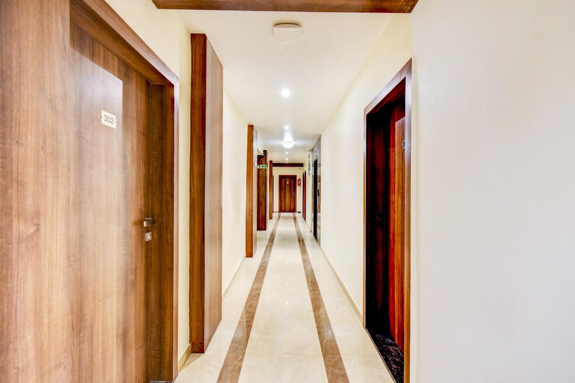 Townhouse Oak Hotel Chaitanya Executive Near Fun Time Multiplex プネ エクステリア 写真