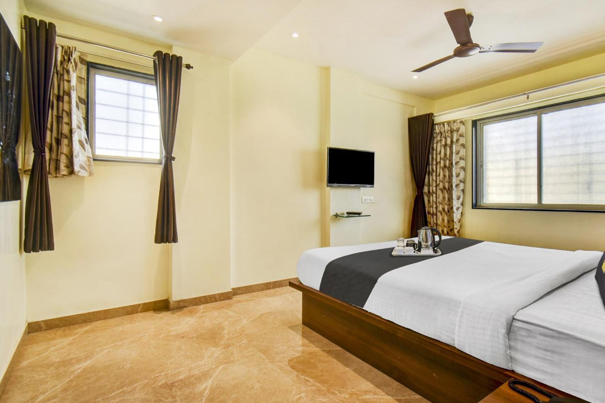 Townhouse Oak Hotel Chaitanya Executive Near Fun Time Multiplex プネ エクステリア 写真